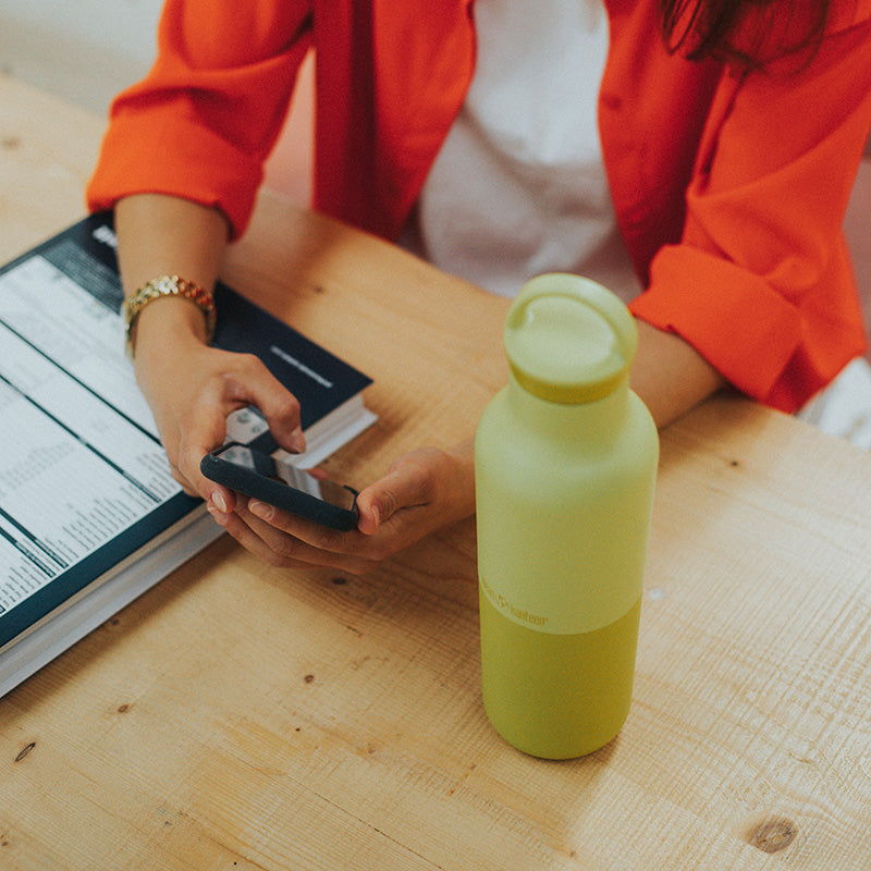 20oz-rise-classic-with-arch-loop-cap-z8 20oz_rise_classic_insulated_bottle_acacia_worker_phone_square.jpg