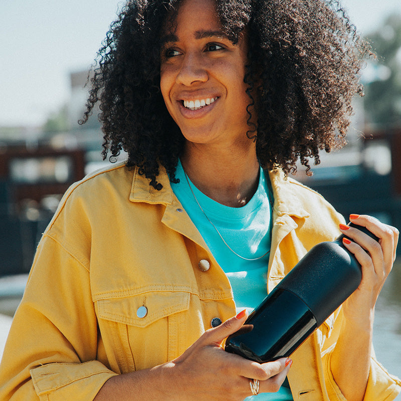 daily-on-the-go-set-z9 20oz_rise_classic_insulated_bottle_black_woman_smile_square.jpg